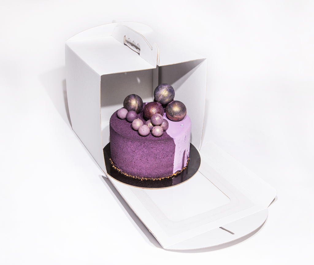 Box-28х28х30-white-with-cake1-1.jpg Caixa para Bolo Branca sem janela - Image 1