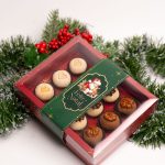 Caixa Cartolina Vermelha C/ Tampa PVC 18x14cm p/ 12 Brigadeiros Coleção Pai Natal – Norpack