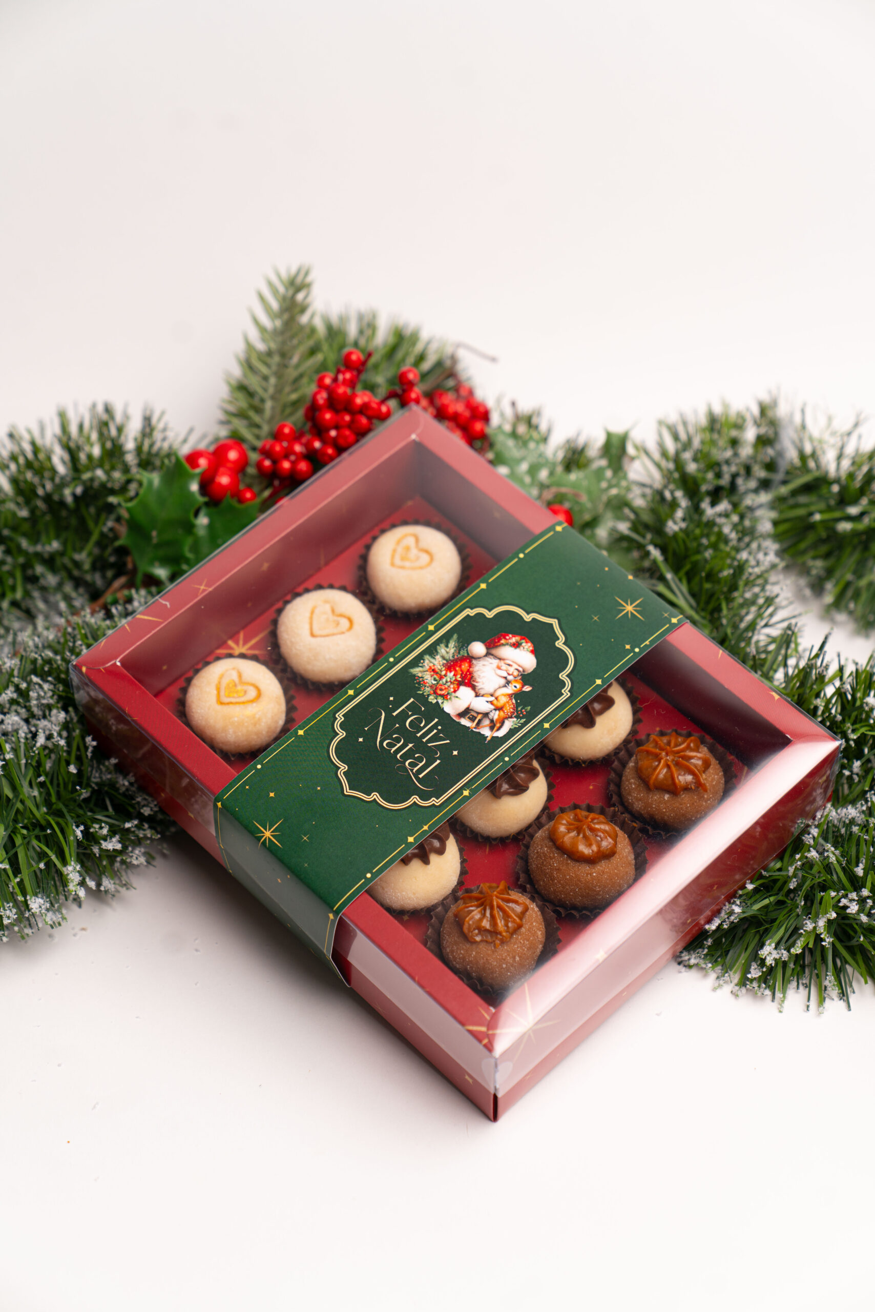 107-scaled-1.jpg Caixa Cartolina Vermelha C/ Tampa PVC 18x14cm p/ 12 Brigadeiros Coleção Pai Natal – Norpack - Image 1