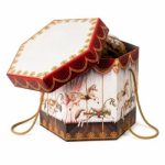 Caixa Cartão p/ Panettone 1Kg c/ Tampa e Cordão Coleção Carrossel 24x24x18cm – Norpack - Image 4