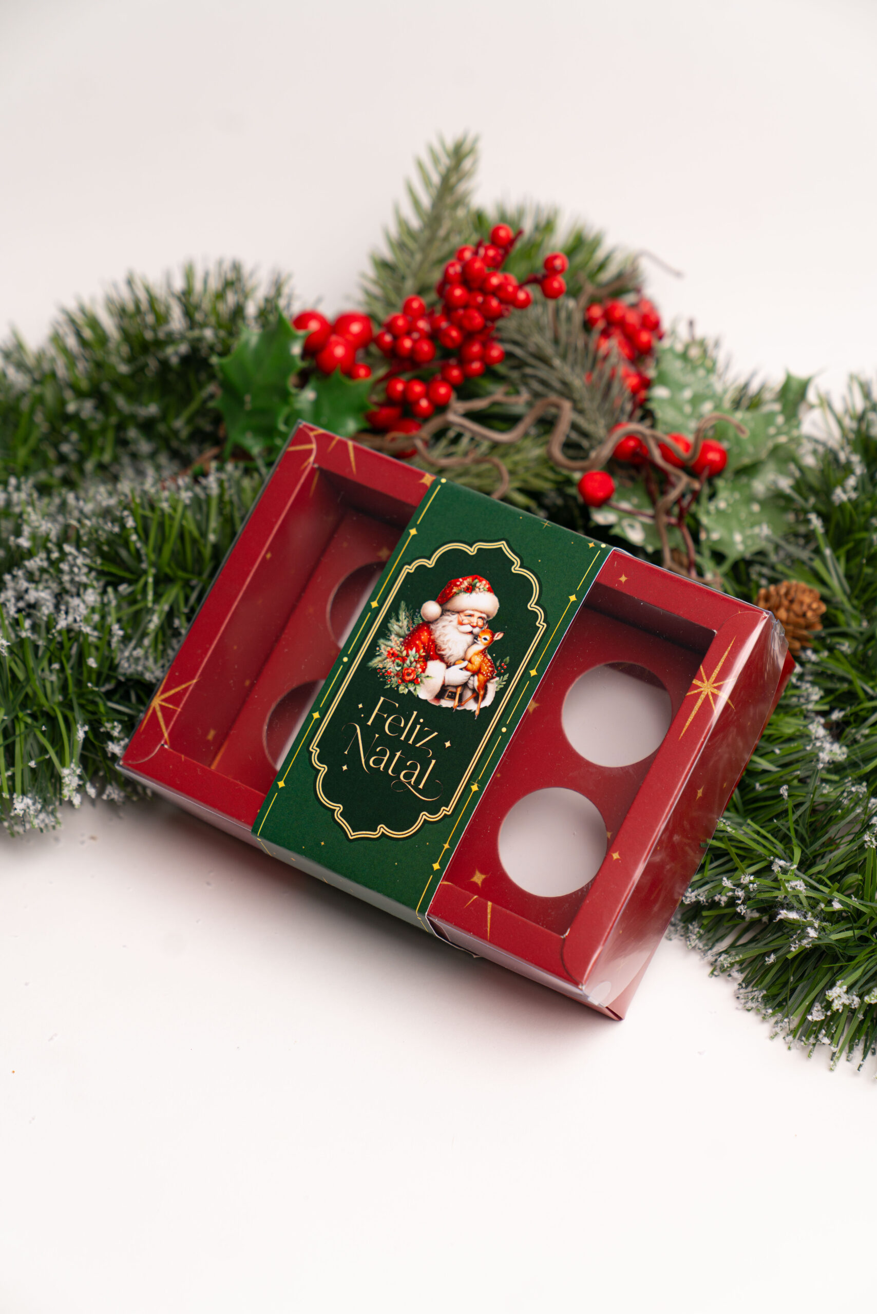 112-scaled-1.jpg Caixa Cartolina Vermelha C/ Tampa PVC 13,5x9,5cm p/ 6 Brigadeiros Coleção Pai Natal – Norpack - Image 1