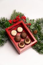 Caixa Cartolina Vermelha C/ Tampa PVC 13,5x9,5cm p/ 6 Brigadeiros Coleção Pai Natal – Norpack - Image 5