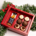 Caixa Cartolina Vermelha C/ Tampa PVC p/ Mini Garrafa + 6 Brigadeiros Coleção Pai Natal – Norpack