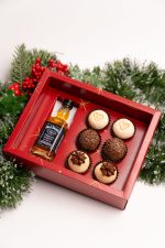 Caixa Cartolina Vermelha C/ Tampa PVC p/ Mini Garrafa + 6 Brigadeiros Coleção Pai Natal – Norpack