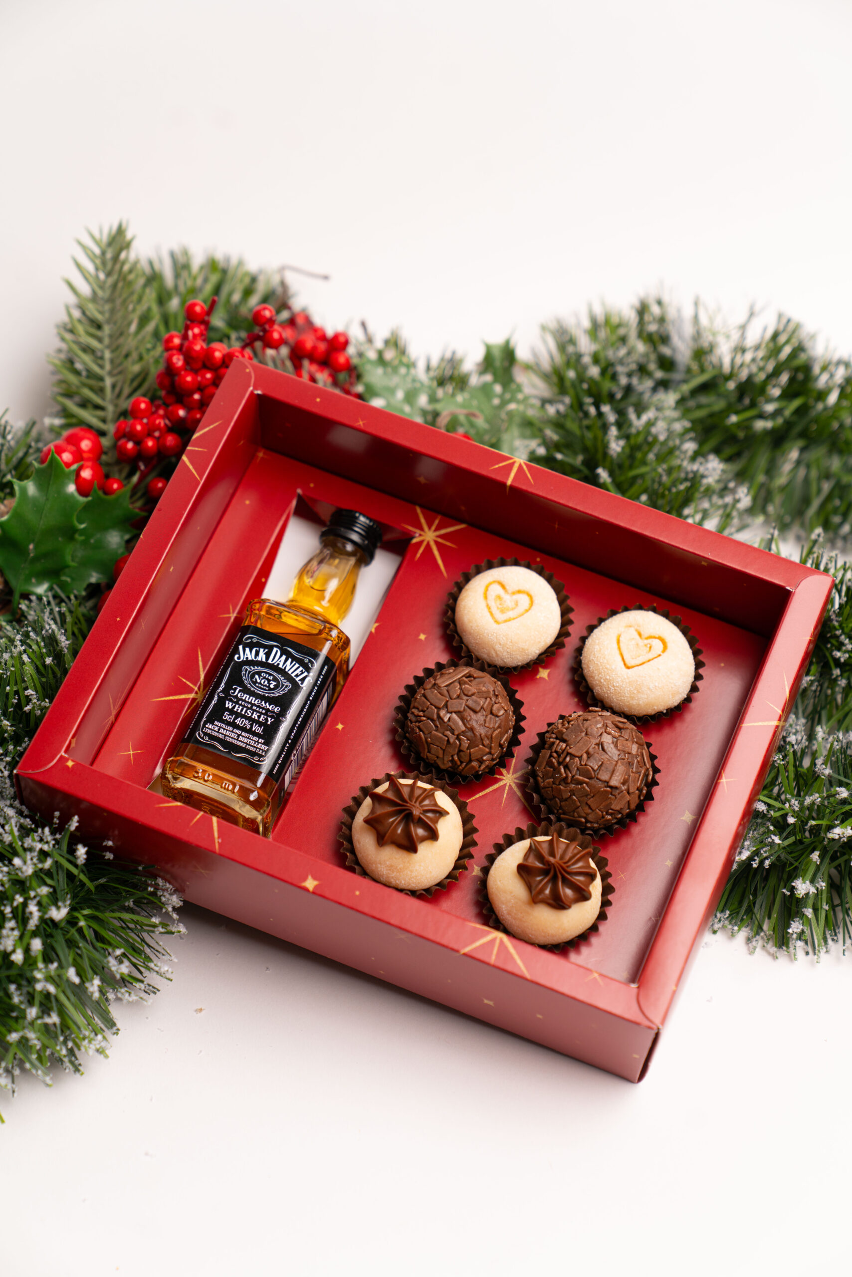 124-scaled-1.jpg Caixa Cartolina Vermelha C/ Tampa PVC p/ Mini Garrafa + 6 Brigadeiros Coleção Pai Natal – Norpack - Image 1