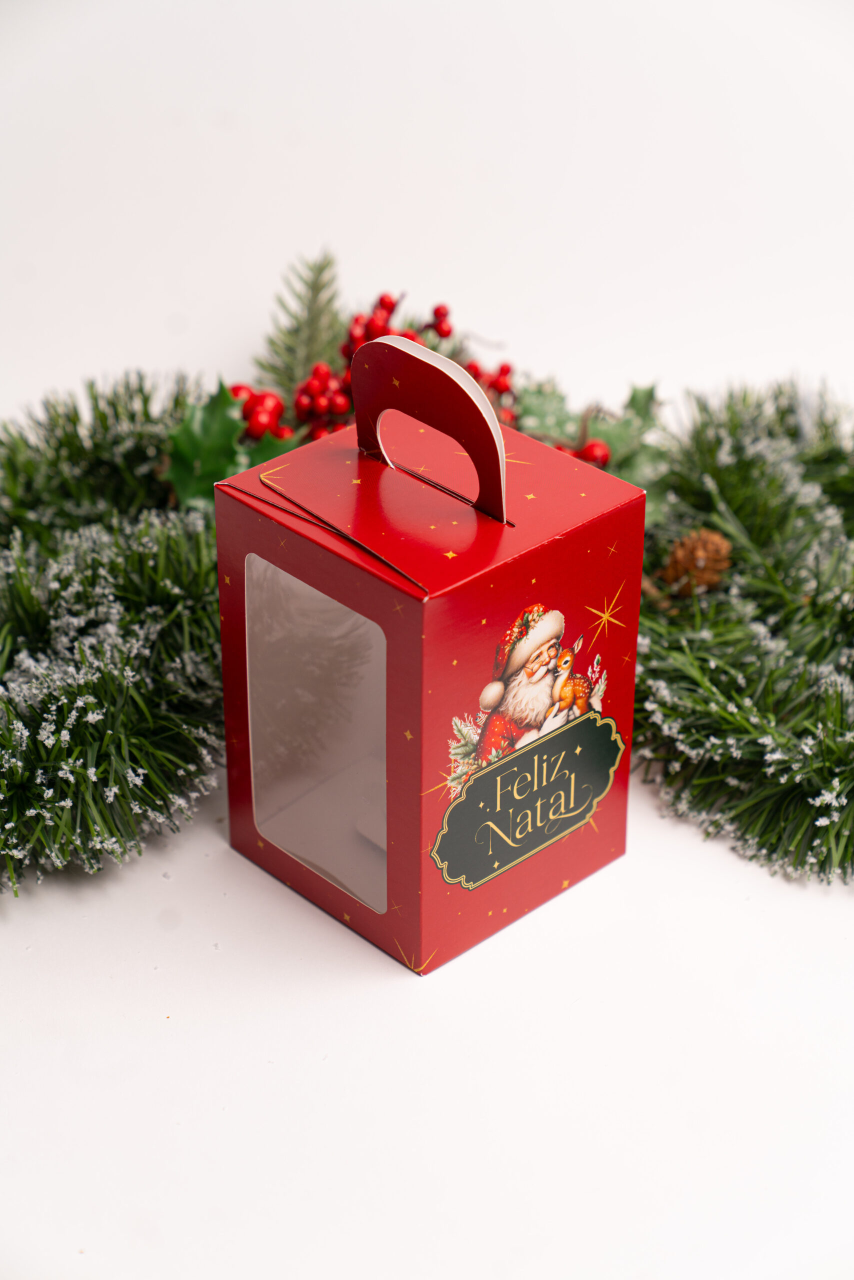 136-scaled-1.jpg Caixa Cartolina Vermelha C/ Alça 9,5x9,5x14cm p/ Mini Panettone 100grs Coleção Pai Natal – Norpack - Image 1