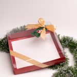 Caixa Cartolina Vermelha 25x25x7,5cm c/ Etiqueta Coleção Pai Natal – Norpack