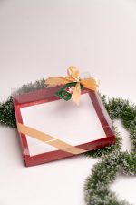 Caixa Cartolina Vermelha 25x25x7,5cm c/ Etiqueta Coleção Pai Natal – Norpack