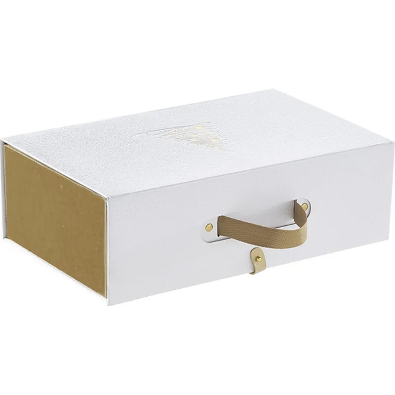 170100000046.webp Caixa Cartão Presente Branca/Dourada Pinheiro / imitação pele Fecho Magnético c/ Alça 33,5x20x10,5cm – Norpack - Image 1