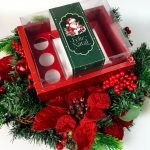 Caixa Cartolina Vermelha C/ Tampa PVC p/ Bentô Cake + 3 brigadeiros 20x16x9,5cm Coleção Pai Natal – Norpack