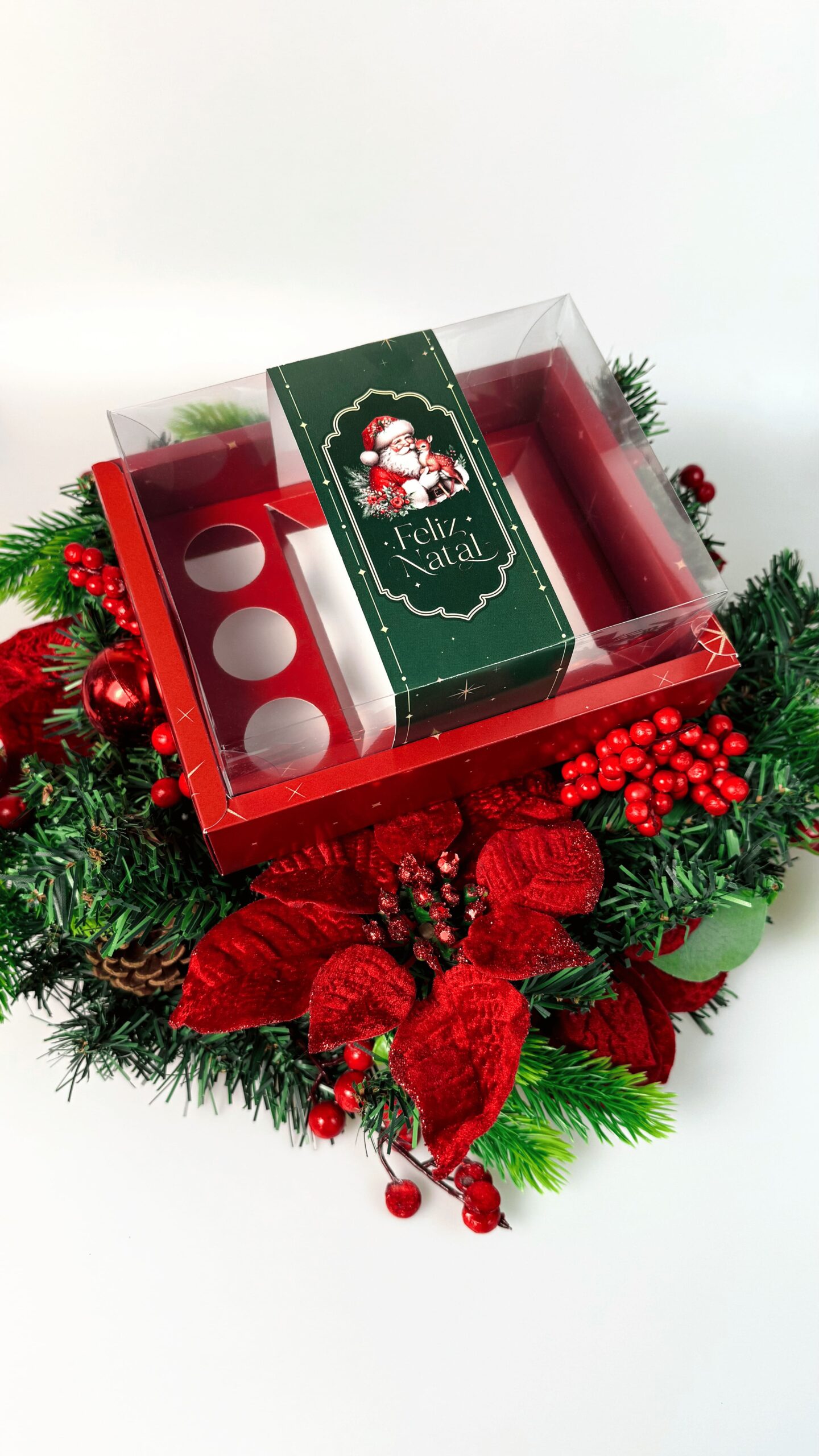 20251024_154100018_iOS-scaled-1.jpg Caixa Cartolina Vermelha C/ Tampa PVC p/ Bentô Cake + 3 brigadeiros 20x16x9,5cm Coleção Pai Natal – Norpack - Image 1