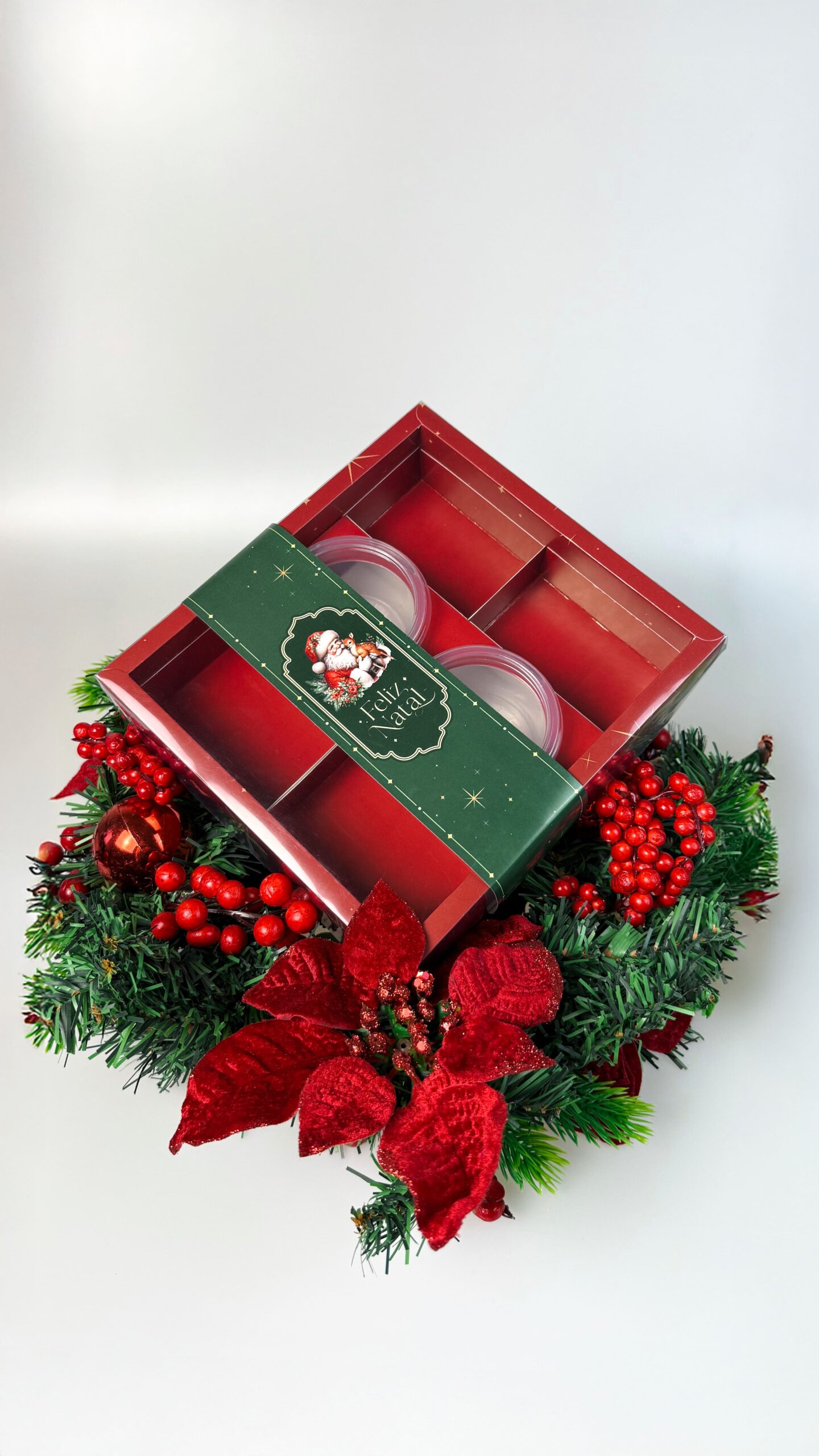 20251024_155519246_iOS-scaled-1.jpg Caixa Cartolina Vermelha C/ Tampa PVC Fondue c/ 2 potes e divisórias Coleção Pai Natal – Norpack - Image 1