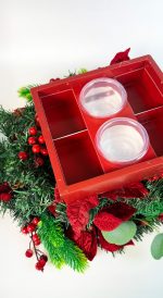 Caixa Cartolina Vermelha C/ Tampa PVC Fondue c/ 2 potes e divisórias Coleção Pai Natal – Norpack - Image 3