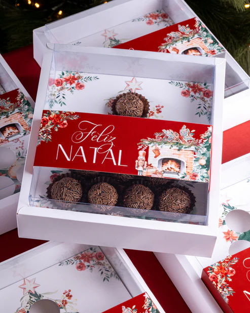 3001005939.webp Caixa Cartolina C/ Tampa PVC p/ 10 Brigadeiros Natal "Quebra Nozes" – Norpack - Image 1