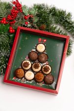Caixa Cartolina Vermelha C/ Tampa PVC 20x18cm p/ 10 Brigadeiros Árvore Coleção Pai Natal – Norpack - Image 3