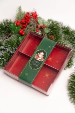 Caixa Cartolina Vermelha C/ Tampa PVC 20x20x4cm c/ divisorias 9,5x9,5cm Coleção Pai Natal – Norpack