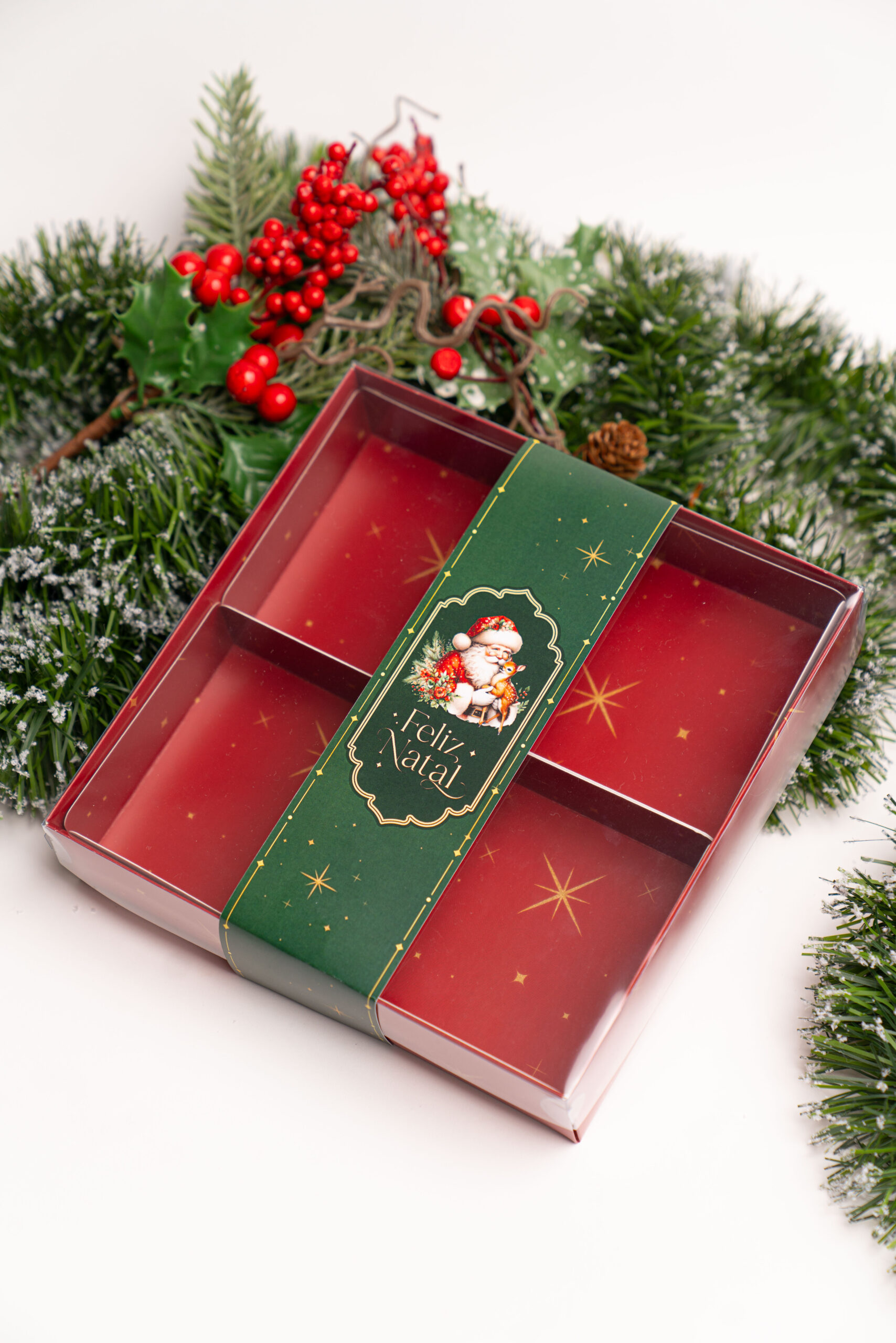 39-scaled-1.jpg Caixa Cartolina Vermelha C/ Tampa PVC 20x20x4cm c/ divisorias 9,5x9,5cm Coleção Pai Natal – Norpack - Image 1