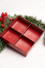 Caixa Cartolina Vermelha C/ Tampa PVC 20x20x4cm c/ divisorias 9,5x9,5cm Coleção Pai Natal – Norpack - Image 3
