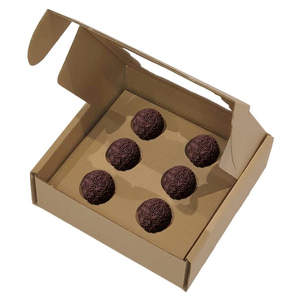 CAIXA-16-FUNDO-BRANCO-1080x1080-COM-BRIGADEIROS-600x600-1-1.jpg Caixa Cartão Kraft p/Brigadeiros c/Janela Vintage – Norpack - Image 1