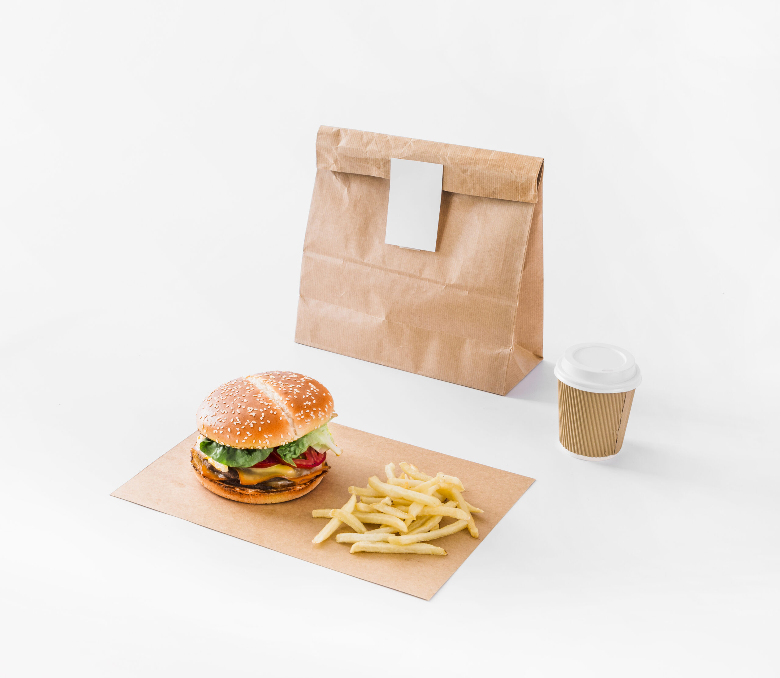 burger-batatas-fritas-copa-de-parcela-e-eliminacao-na-superficie-branca-scaled-1.jpg Folha Papel Anti Gordura - Hamburguer / Pizza / Fritos / Tacos / Cesto Pão – Norpack - Image 1
