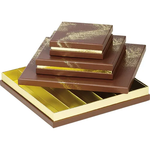 caixa-cartao-quadrada-chocolates-3-linhas-po-de-ouro-castanho-estampagem-a-quente-ouro-1.webp Caixa P/ Chocolates Castanha/Dourada 4 Linhas 15,5x15,5x3,3cm – Norpack - Image 1
