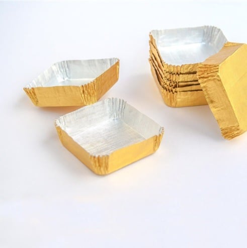 embalsantos-forma-aluminio-1.jpg Forma Alumínio Pastelaria Dourada 5x5x1,6cm - Pack 600 – Norpack - Image 1